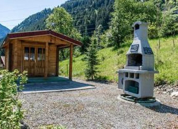 Garten mit Grillplatz und Gartenhaus (c) Manfred Schlatter