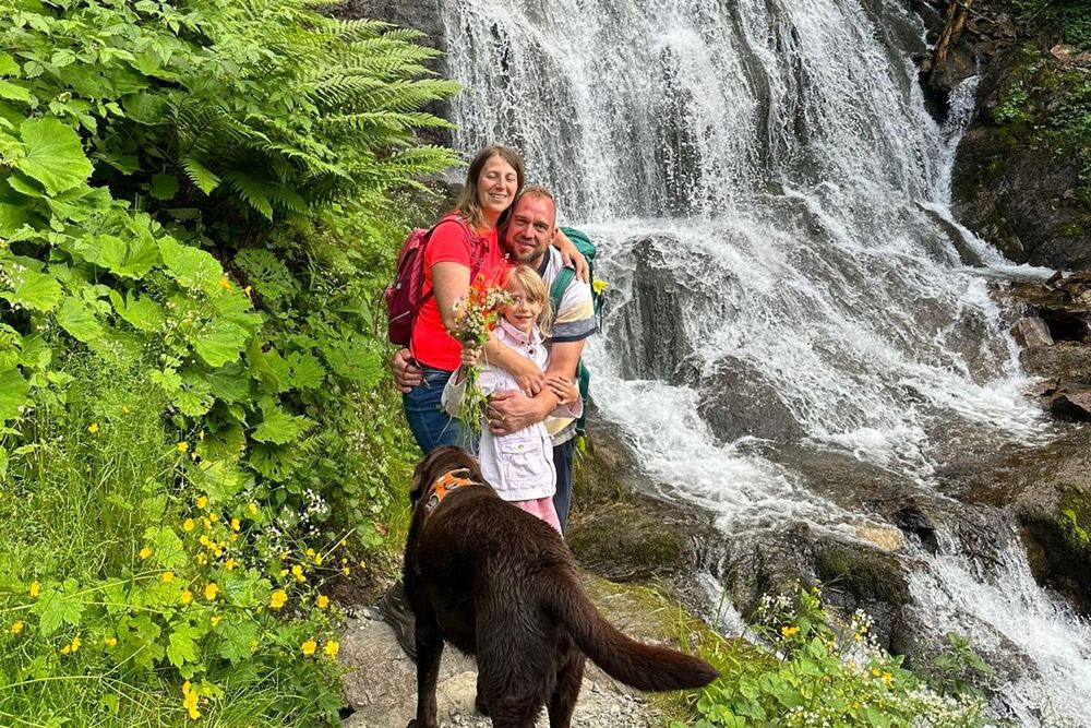 Adrienn und René von myRelaxs mit Familie beim Wandern an einem Wasserfall